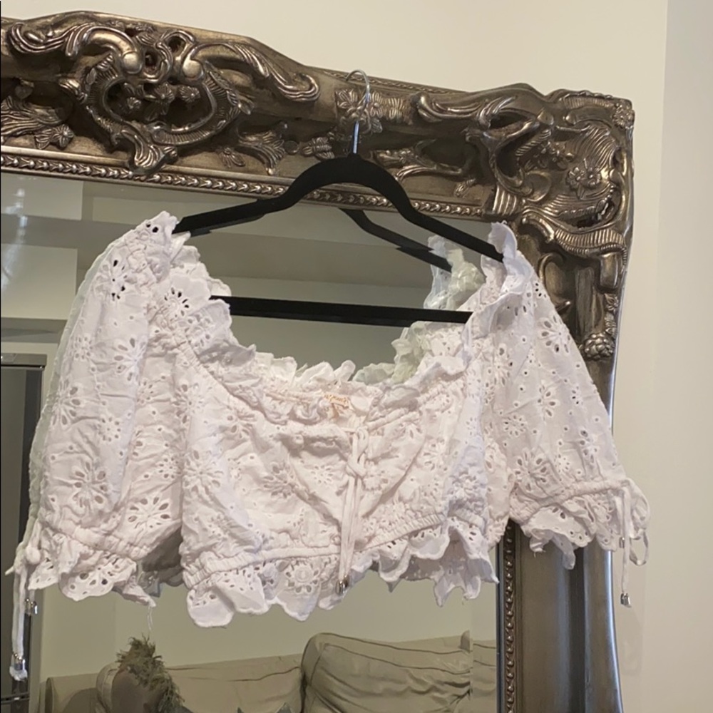 Super cute off the shoulder crop top!